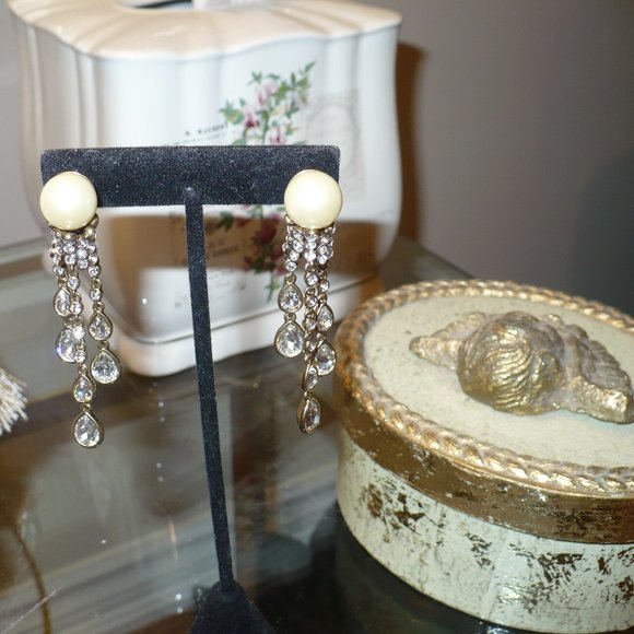 Heidi  Elegant Tear Drop Earrings - Picture 1 of 2